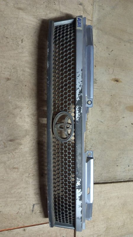 Parrilla frontal Toyota Noah arriba logo 