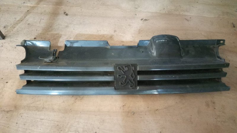 Parrilla frontal Peugeot 405