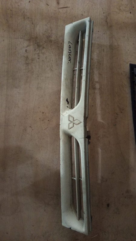 Parrilla frontal Mitsubishi Lancer