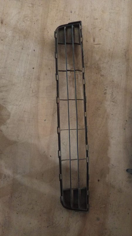 Parrilla frontal Toyota Raum abajo