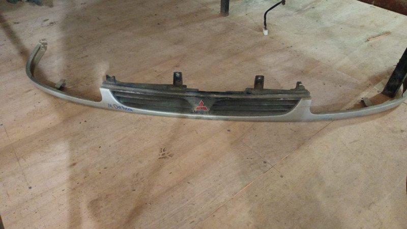Parrilla frontal Mitsubishi Delica